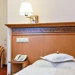 מלון Alexandra 4*